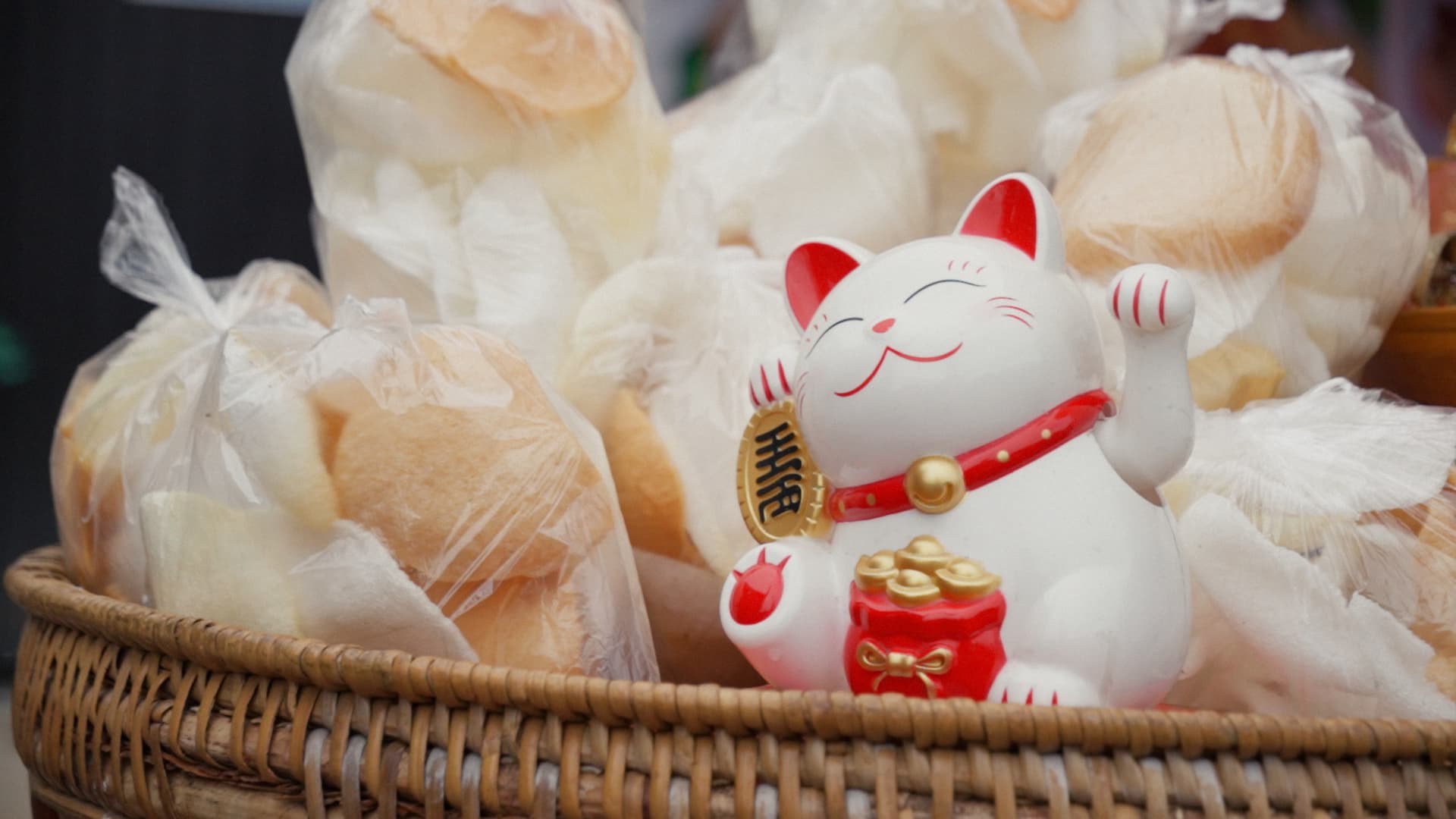Lucky cat and pastry baskets