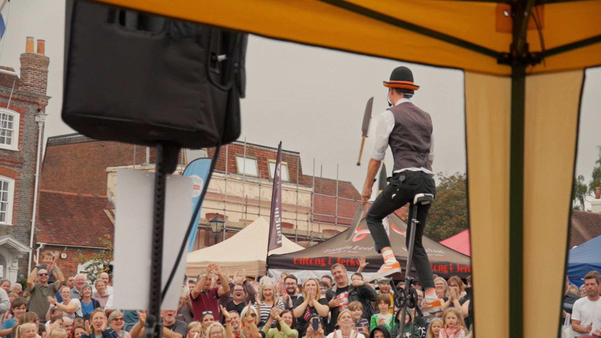 Knife juggling on the unicycle